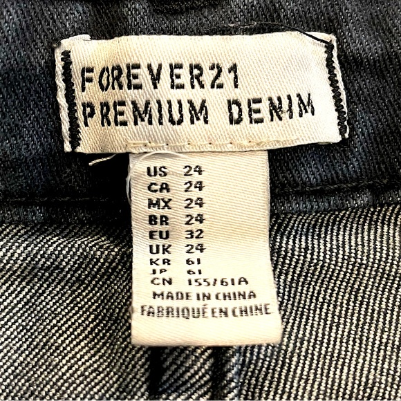 Forever 21 Women’s Denim Jean Shorts Sz 24 Dark Wash Cuffed Raw Edge Stretch EUC - Picture 3 of 4